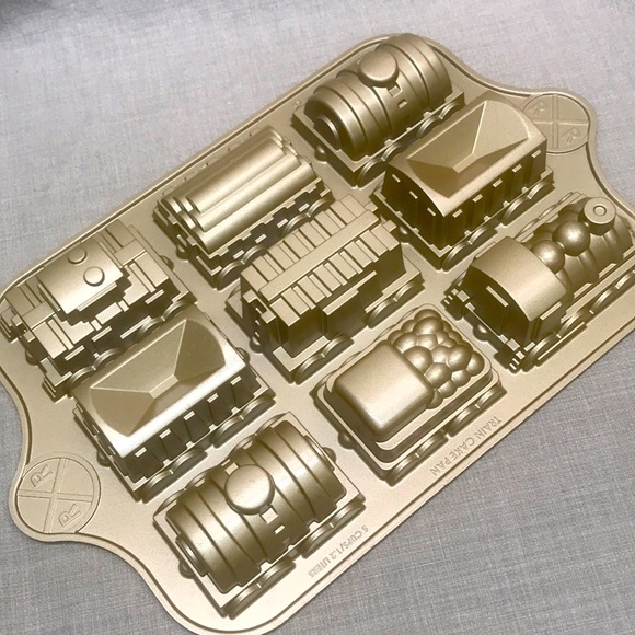 Nordic Ware Train Cake Pan 5 cups - Picture 1 of 11